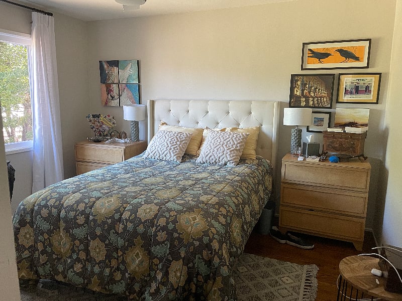 bedroom with queen size bed