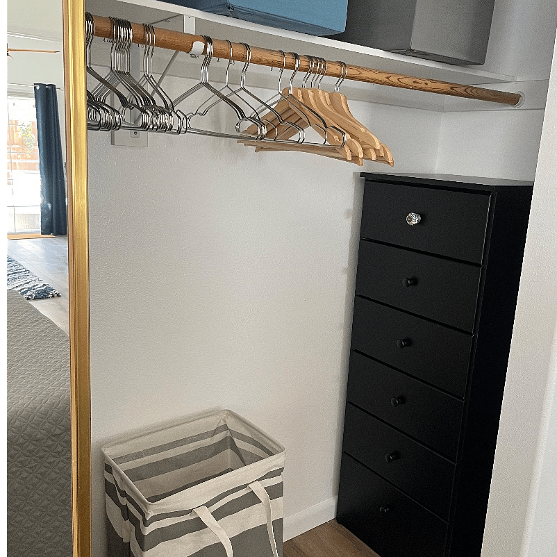 Chest of drawers & closet