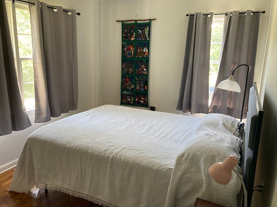 Room 2: Queen size bed