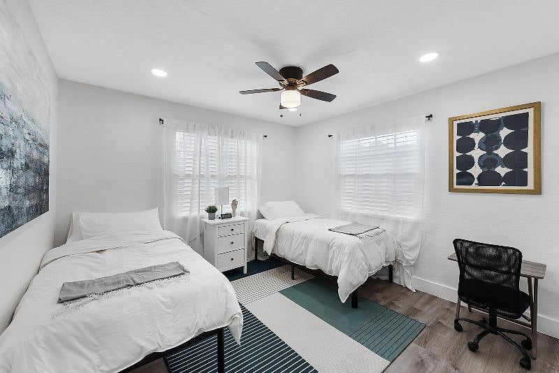 2nd Bedroom with Twin Beds 