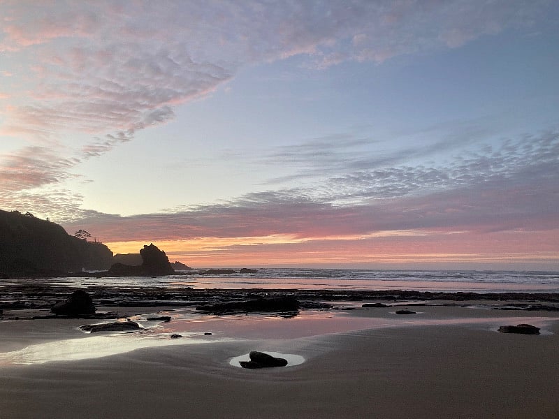 Short walk to a quiet beach for miles of beach combing, amazing sunsets, tide pools, surfing, the best of the coast.