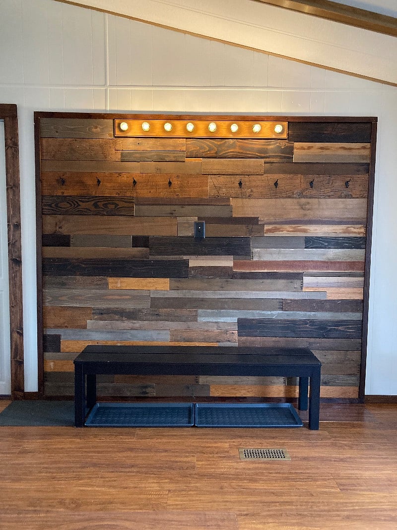 Large entryway, plenty of hooks for your coastal gear.