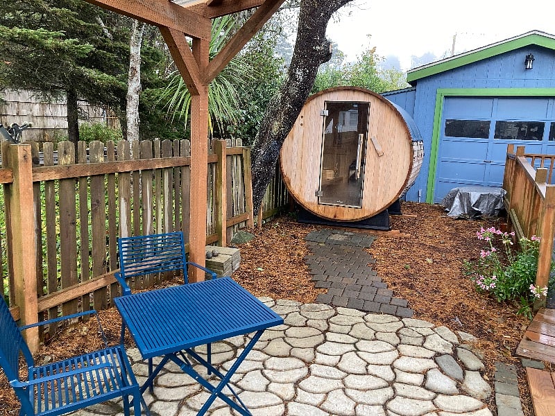 Access to an outdoor barrel sauna available (please ask for details).