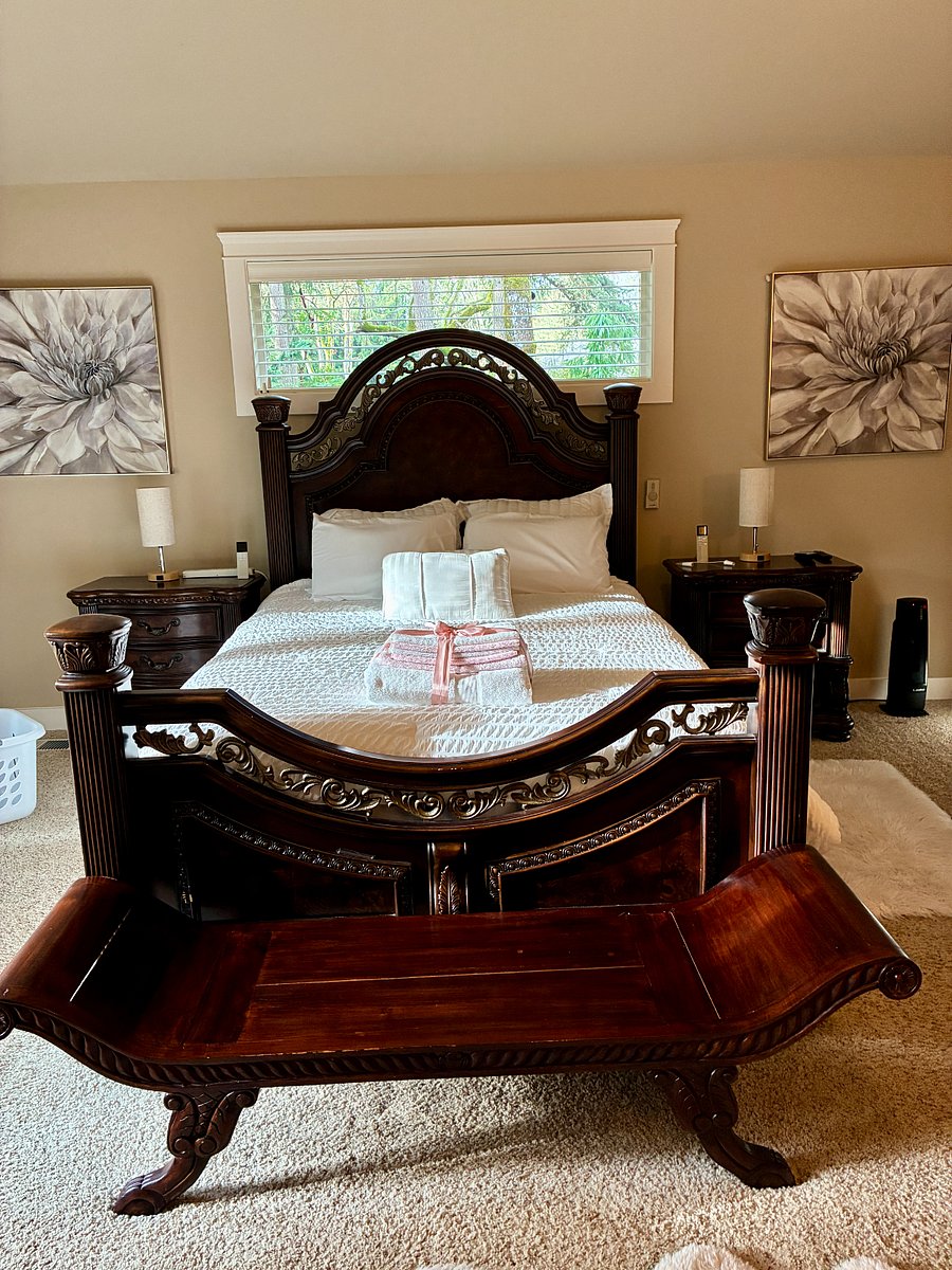 Master Bedroom, Warm Cozy, & Quiet with Tempur-Pedic Bed. Dual Adjustment for for max comfort, massage function, Head and legs can be raised. 