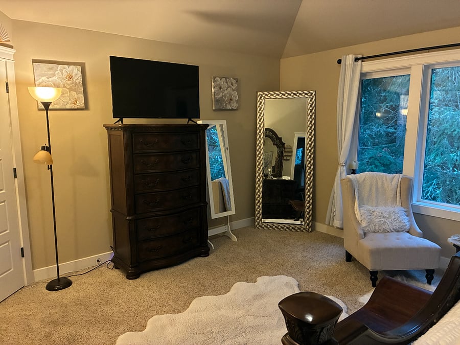 Bedroom has two dresser drawers