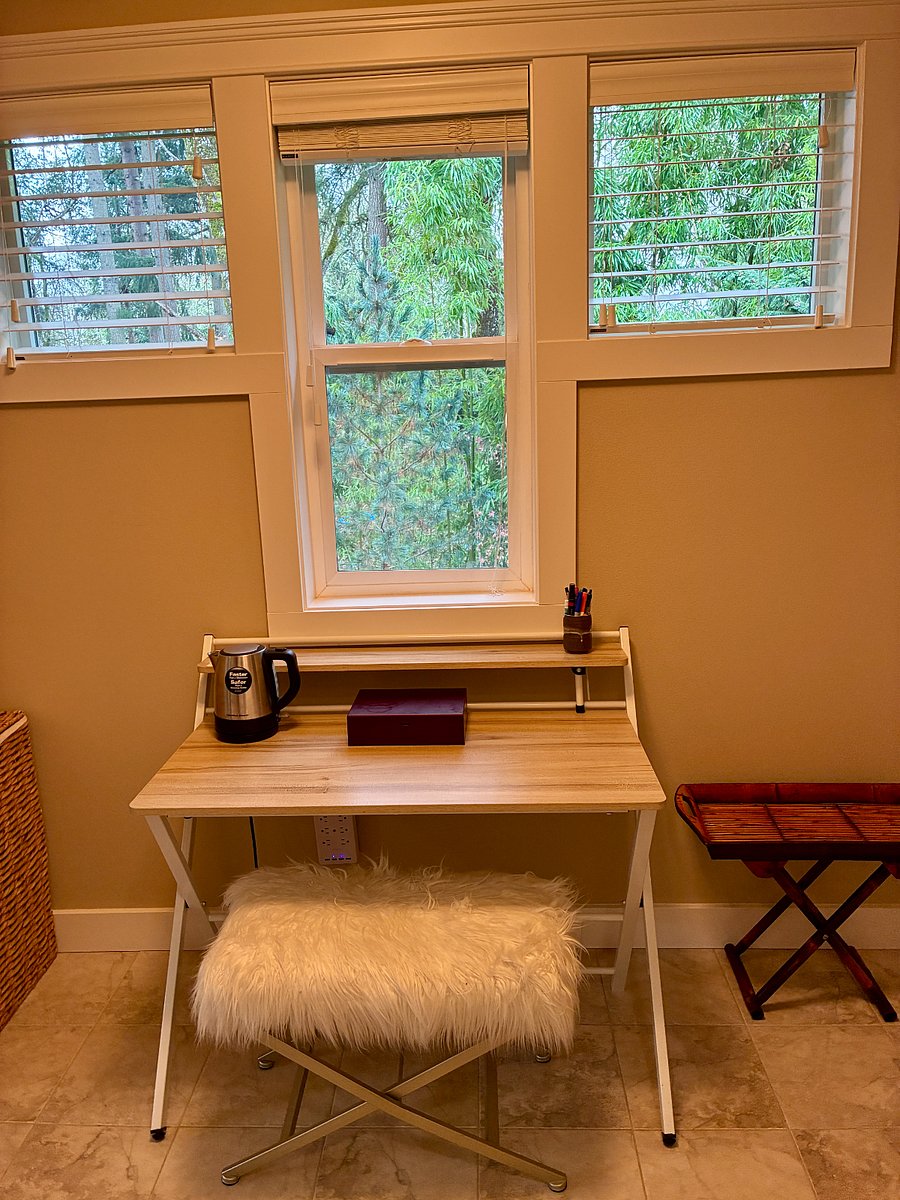 Small Office area in bedroom