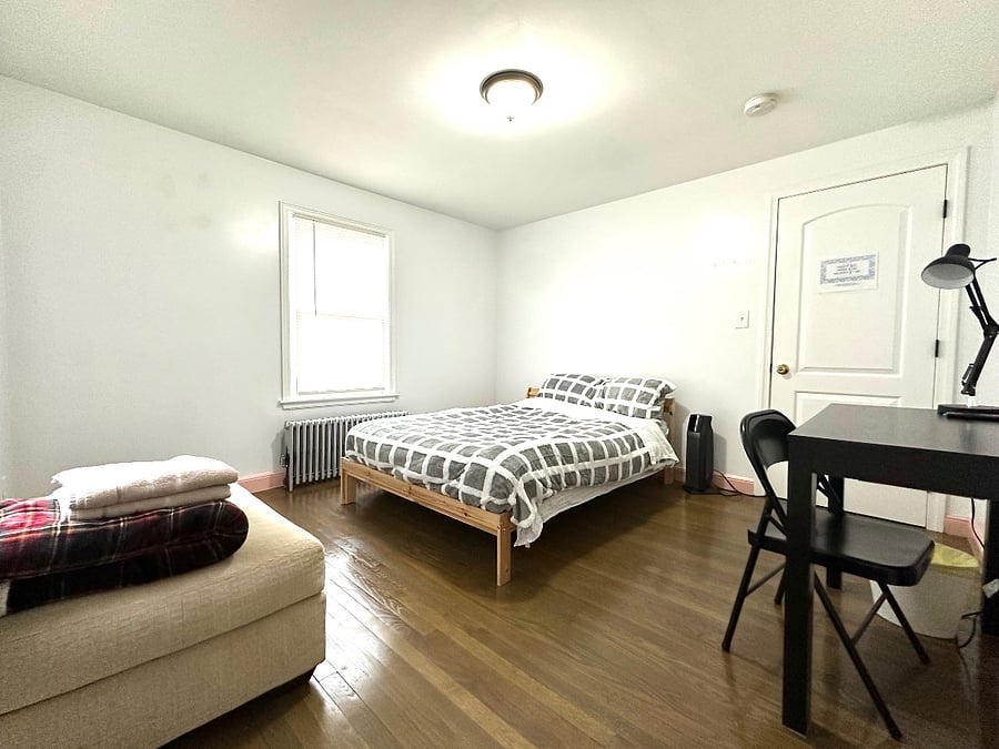 Bedroom with 2 windows , very bright 