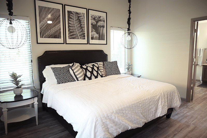 Q1: Master Bedroom (with doggie door access)