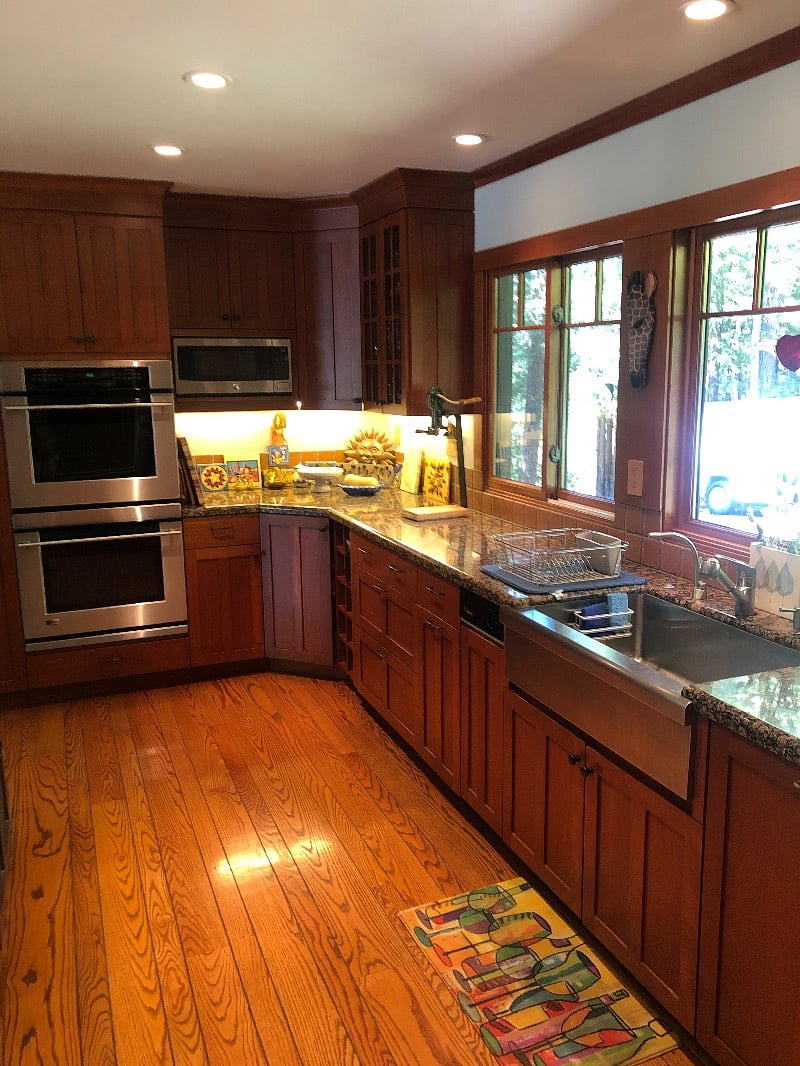 Double oven, spacious counters