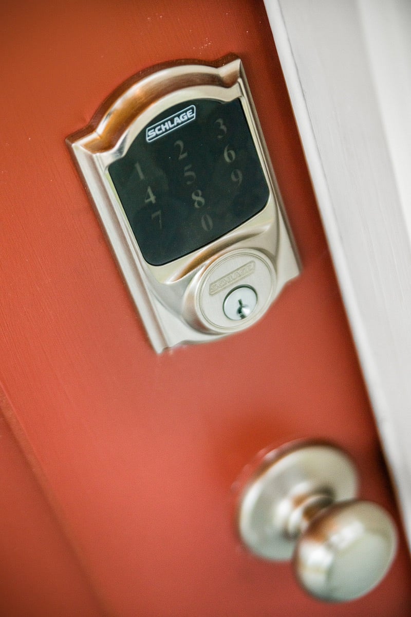 The keypad entrance is a smart lock that generates a code specifically for you. This way you do not need to use a key and you can enter the house easily.