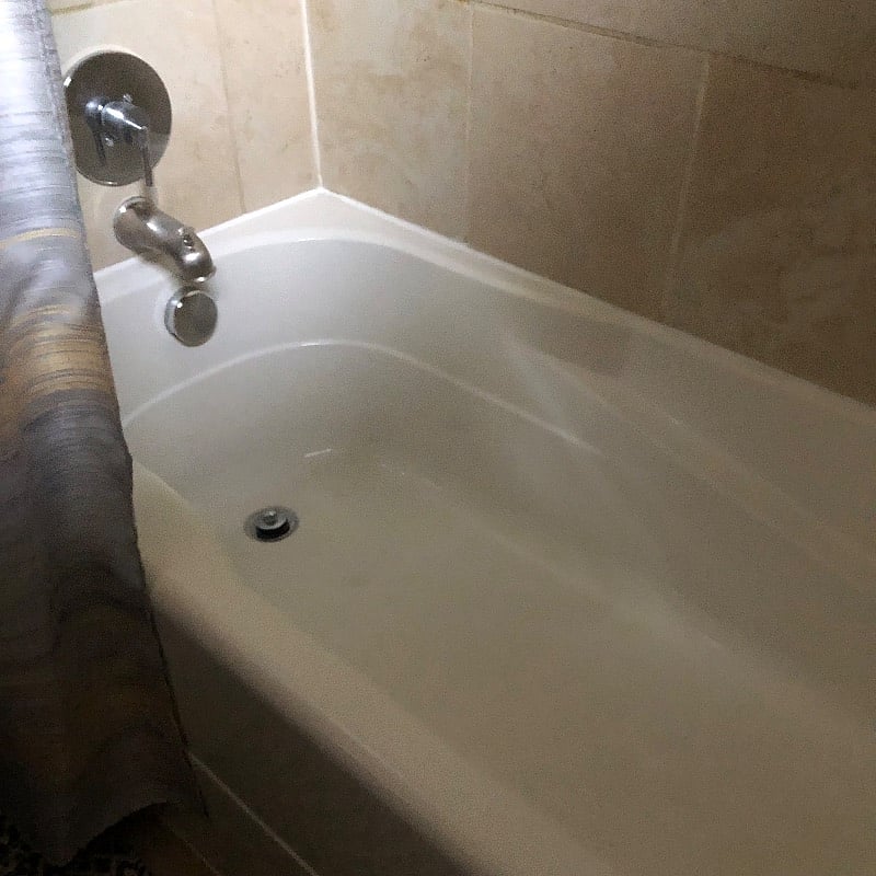 mainfloor bath with tub