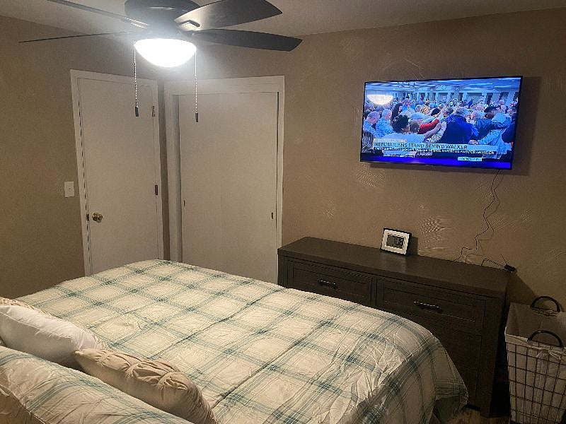 1ST BEDROOM TV VIEW WHICH INCLUDES SAMSUNG TV WITH 1000 CHANNELS, HBO MAX, AND AMAZON PRIME
