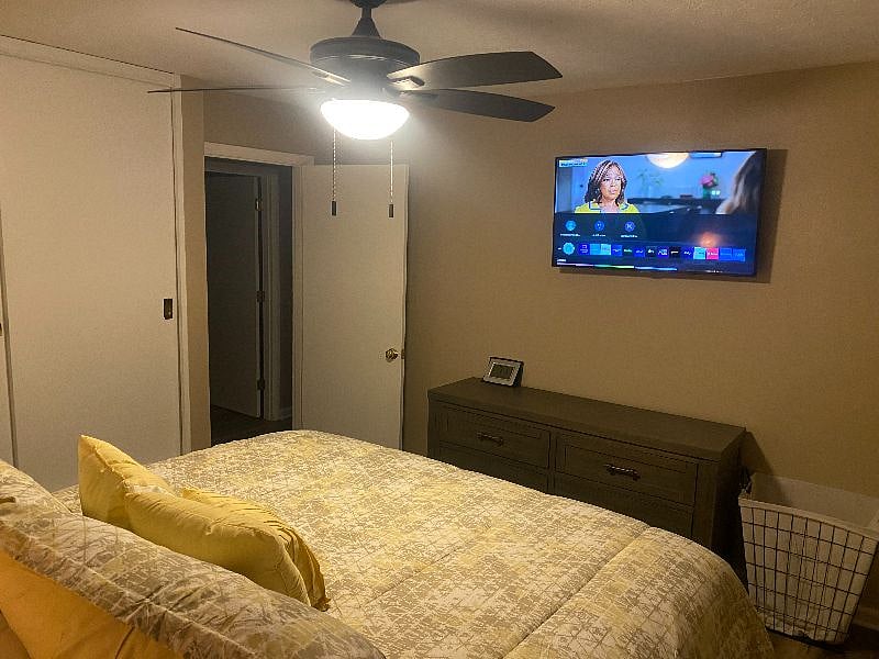 2ND BEDROOM TV VIEW WHICH INCLUDES SAMSUNG TV WITH 1000 CHANNELS, HBO MAX, AND AMAZON PRIME