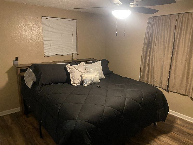 MASTER BEDROOM WITH A LARGE KING SIZE BED INCLUDING A HEAD TO TOE RISING ADJUSTABLE SERTA PRO THICK MATTRESS.  WE DO ENCOURAGE YOU TO CHECK THE COMPETITION BEFORE BOOKING INCLUDING OUR SERTA PRO ADJUSTABLE MATTRESS/BEDS 
