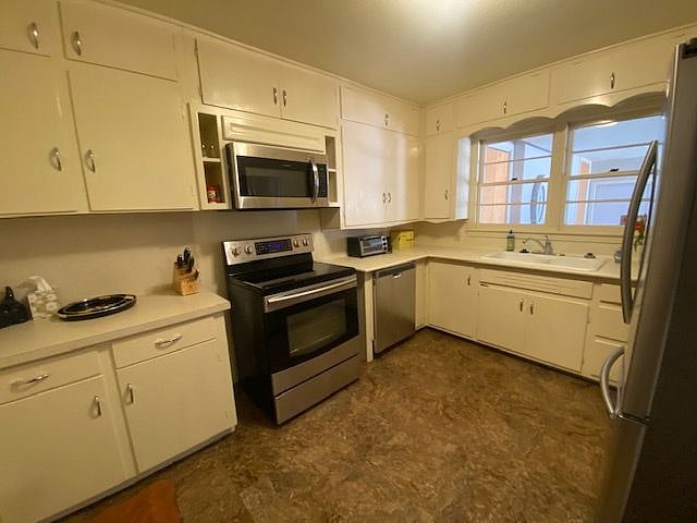 This 2/1 unit has a full-size kitchen with new stainless appliances!