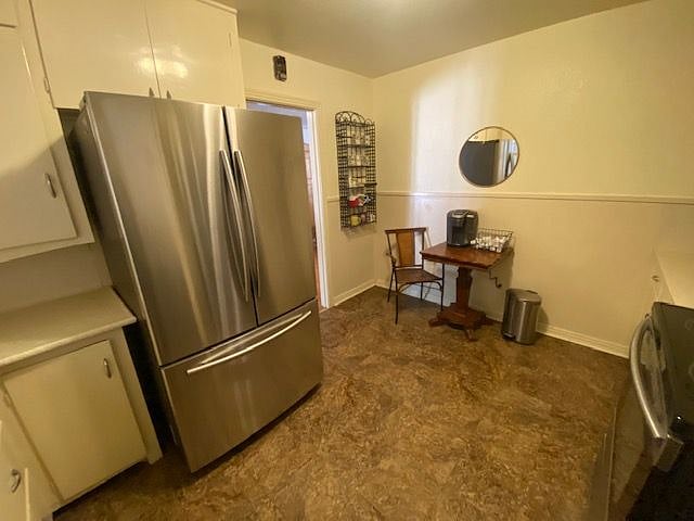 Large fridge in nice size kitchen for groceries and cooking!