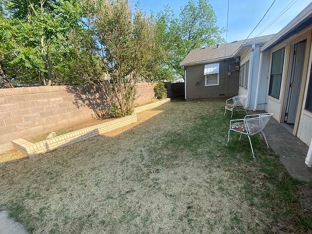 Nice fenced in back yard - private too!