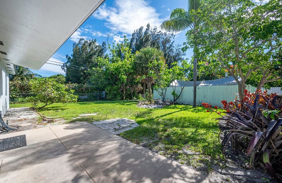 Front yard (fully fenced in)