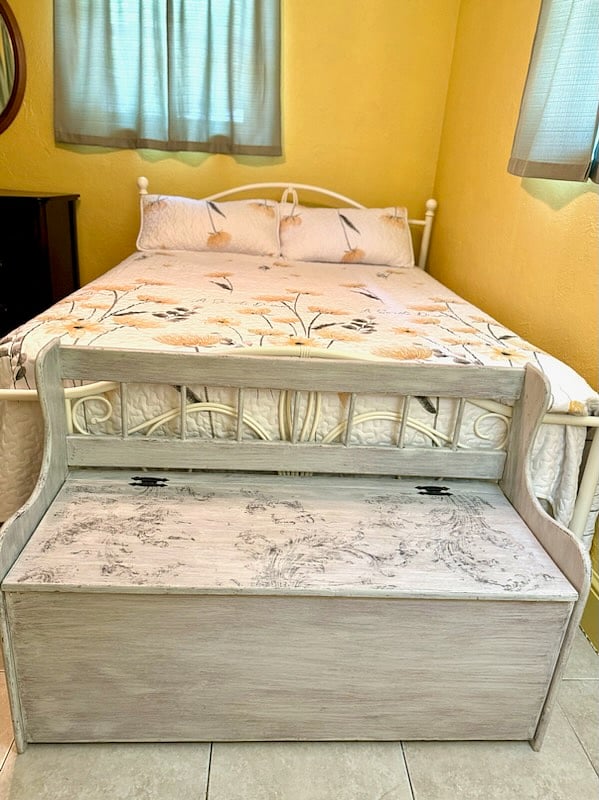 Private Guest Bedroom - Bed w/Trunk Seat