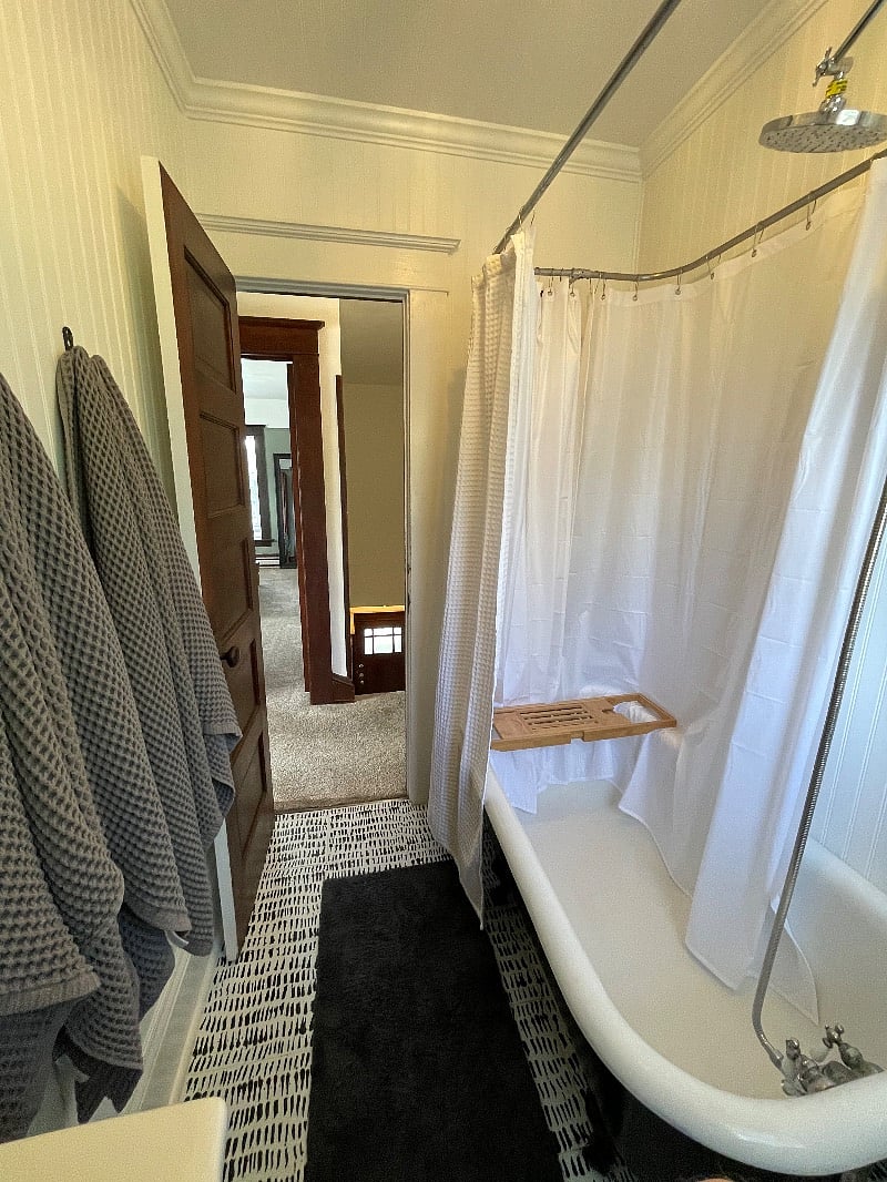Claw foot tub. Waffle weave towels. 