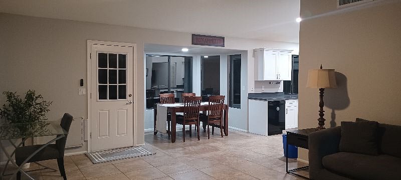 Dining table
Back door keyless entry