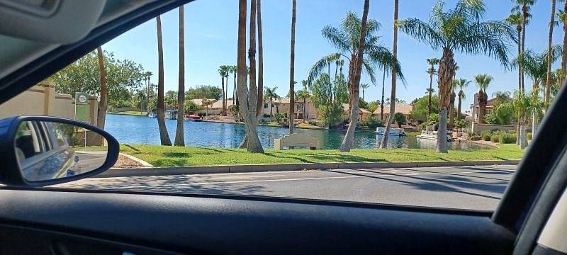 Lake view
Well manicured neighborhood
Walk your dog
Leash required