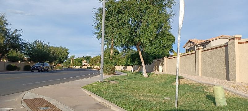 Well manicured neighborhood
Walk your dog
Leash required