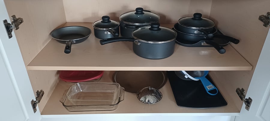 Full Kitchen
Pots/ pans