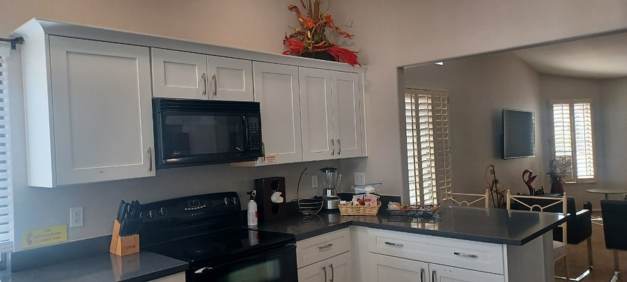 Full Kitchen
Microwave
Stove
Island
condiments