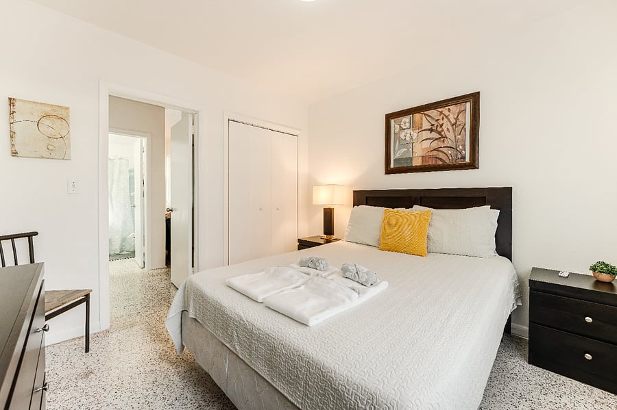 Comfortable bedroom featuring a queen-sized bed and stylish decor for a restful nights sleep.