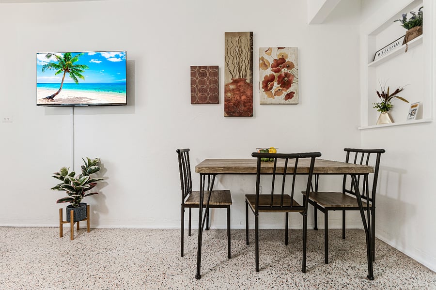 Charming dining space, ideal for meals with family or entertaining friends.