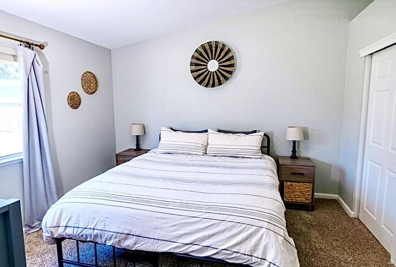 Master bedroom (Cal King bed)