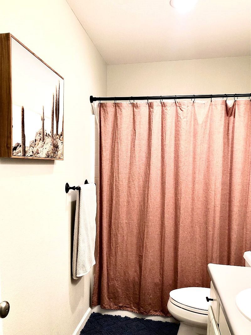 Hallway bathroom (shower with tub)