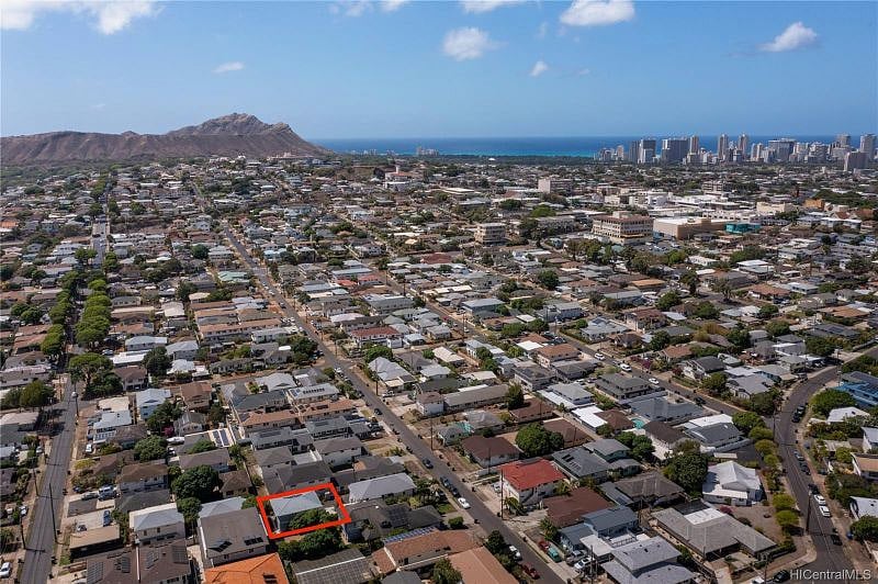 House is close to Diamond Head and Waikiki