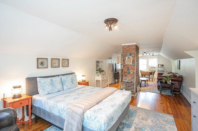 **PLEASE NOTE that a 2nd Queen bed can be added with advance notice.