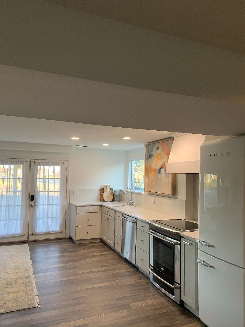 Galley kitchen, with all new appliances
