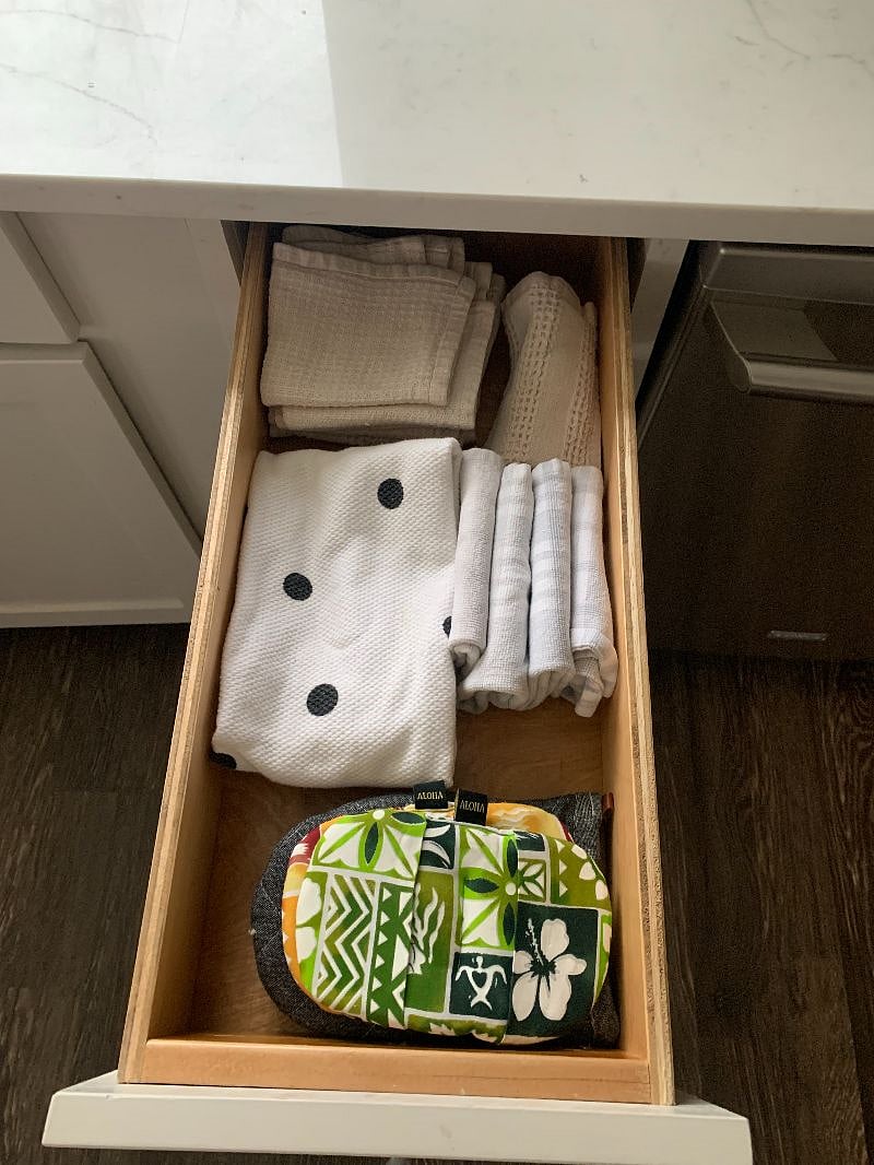 Kitchen linens & pot holders available