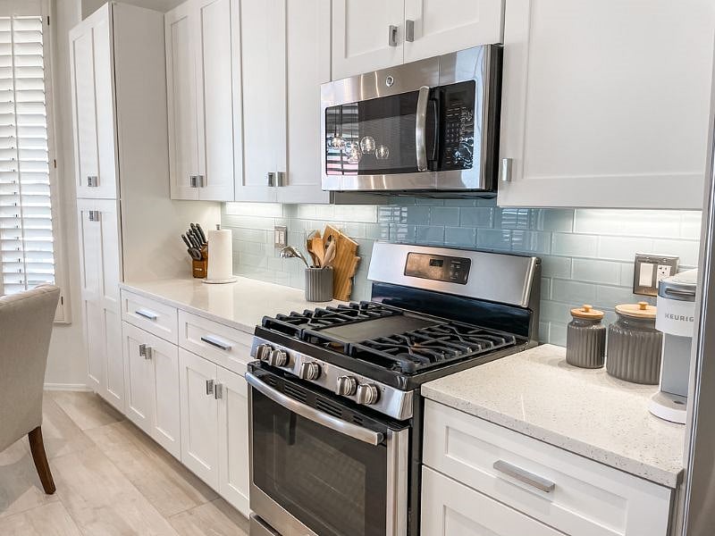 Gas cooktop with griddle perfect for cooking!