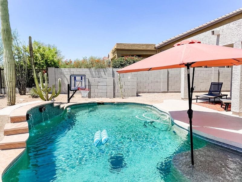 Heated pool with basketball hoop, water fountain and Baja step. Pool heated October- April.