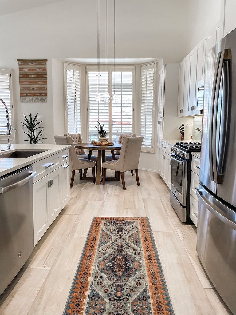 Kitchen fully equipped.