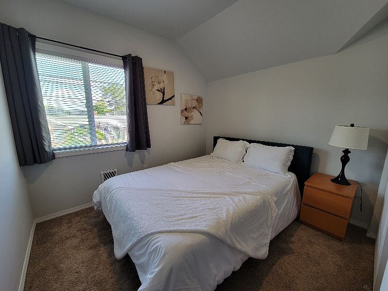 Bedroom 2 (Queen Size Bed)
