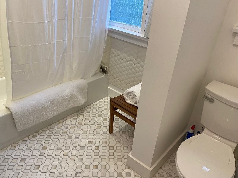 Main Shared Full Bath