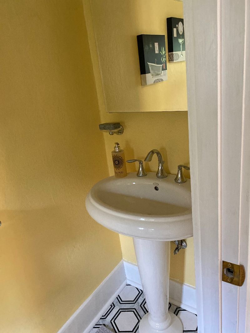 Front Bedroom Toilet/sink