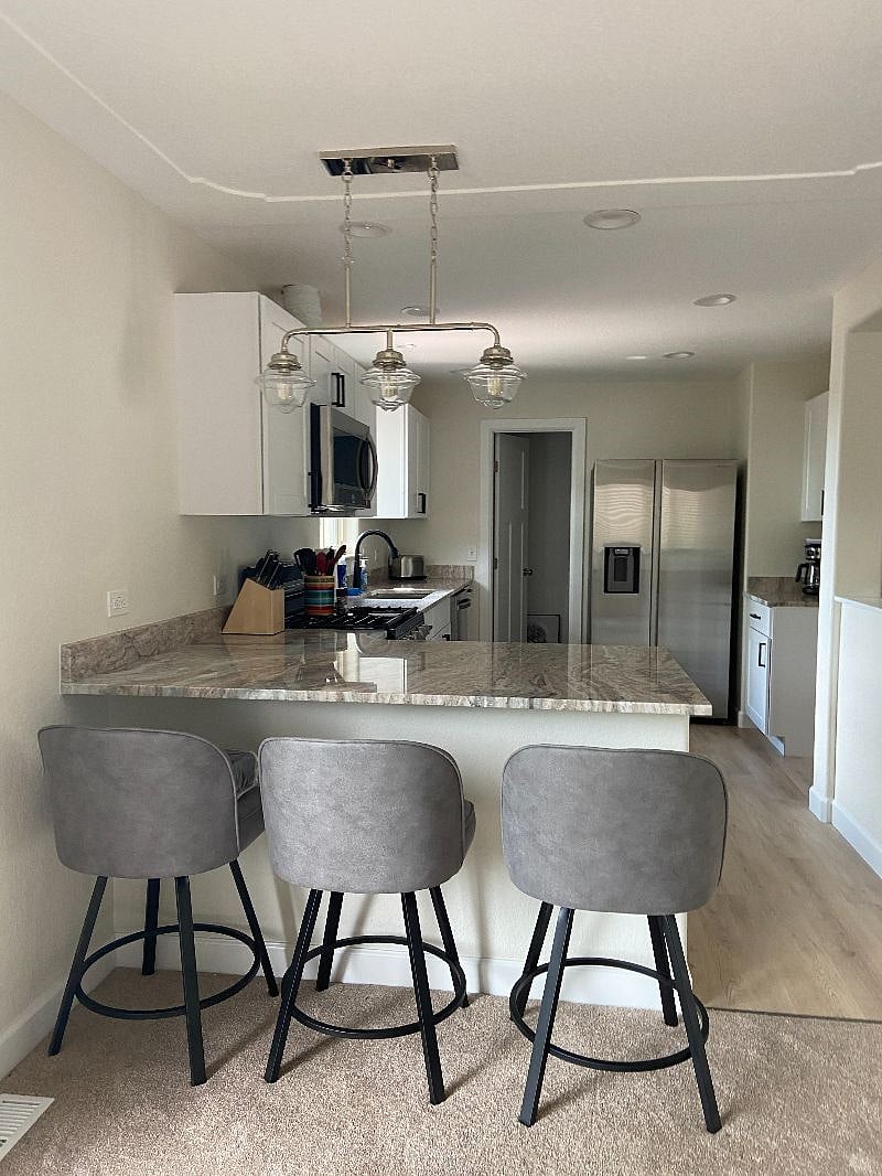 Kitchen w/ breakfast bar