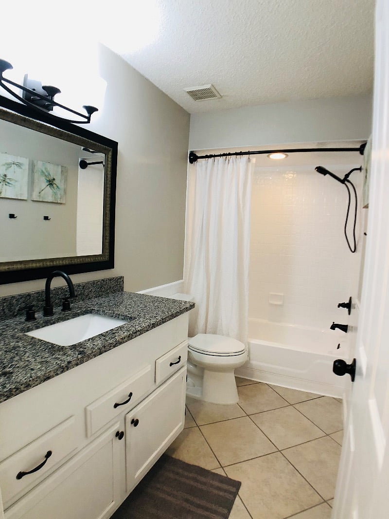 Guest bathroom with tub/shower combo and single vanity