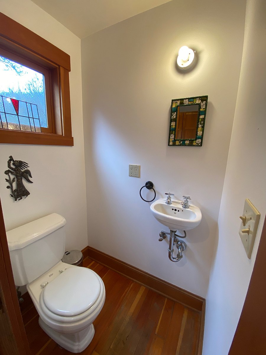 main floor 1/2 bathroom