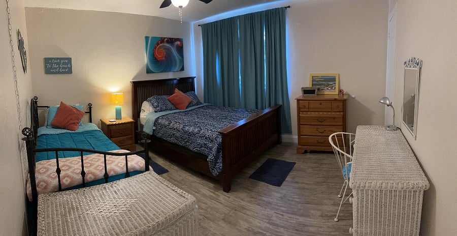 Queen and single bed- 2nd bedroom upstairs