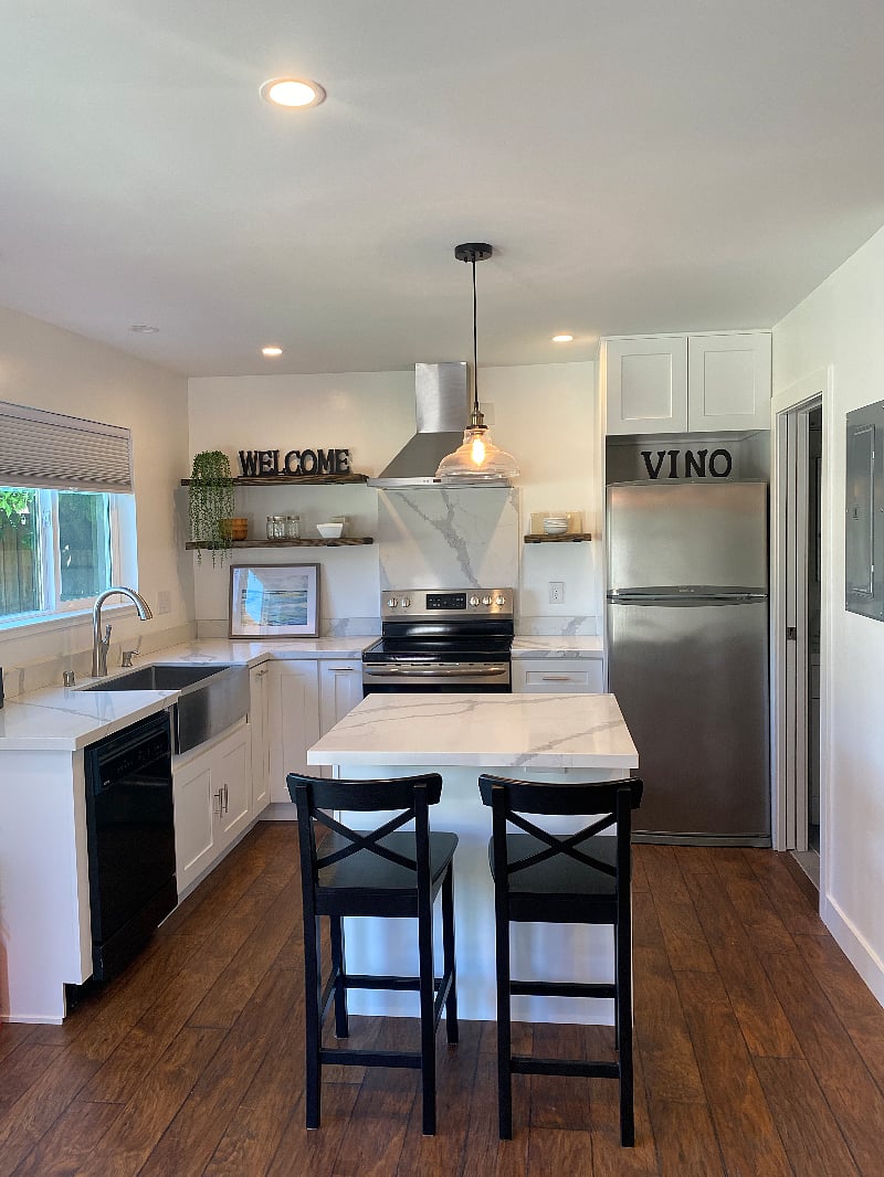 Farmhouse sink, garbage disposal, dishwasher, etc etc.