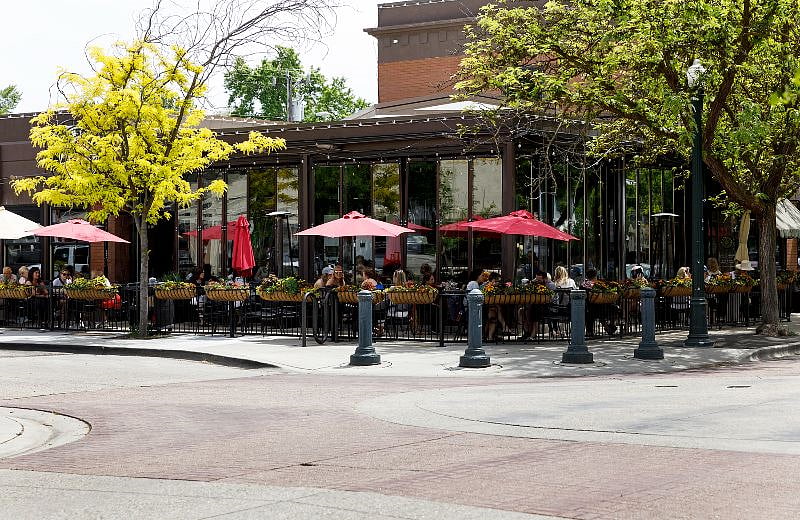 The restaurants, cafes and shops of Hyde Park await just blocks away