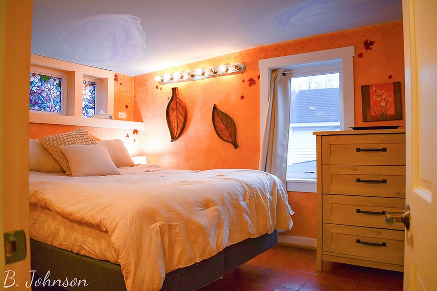 Fall Room
Queen bed. Room has its own bathroom and shower.